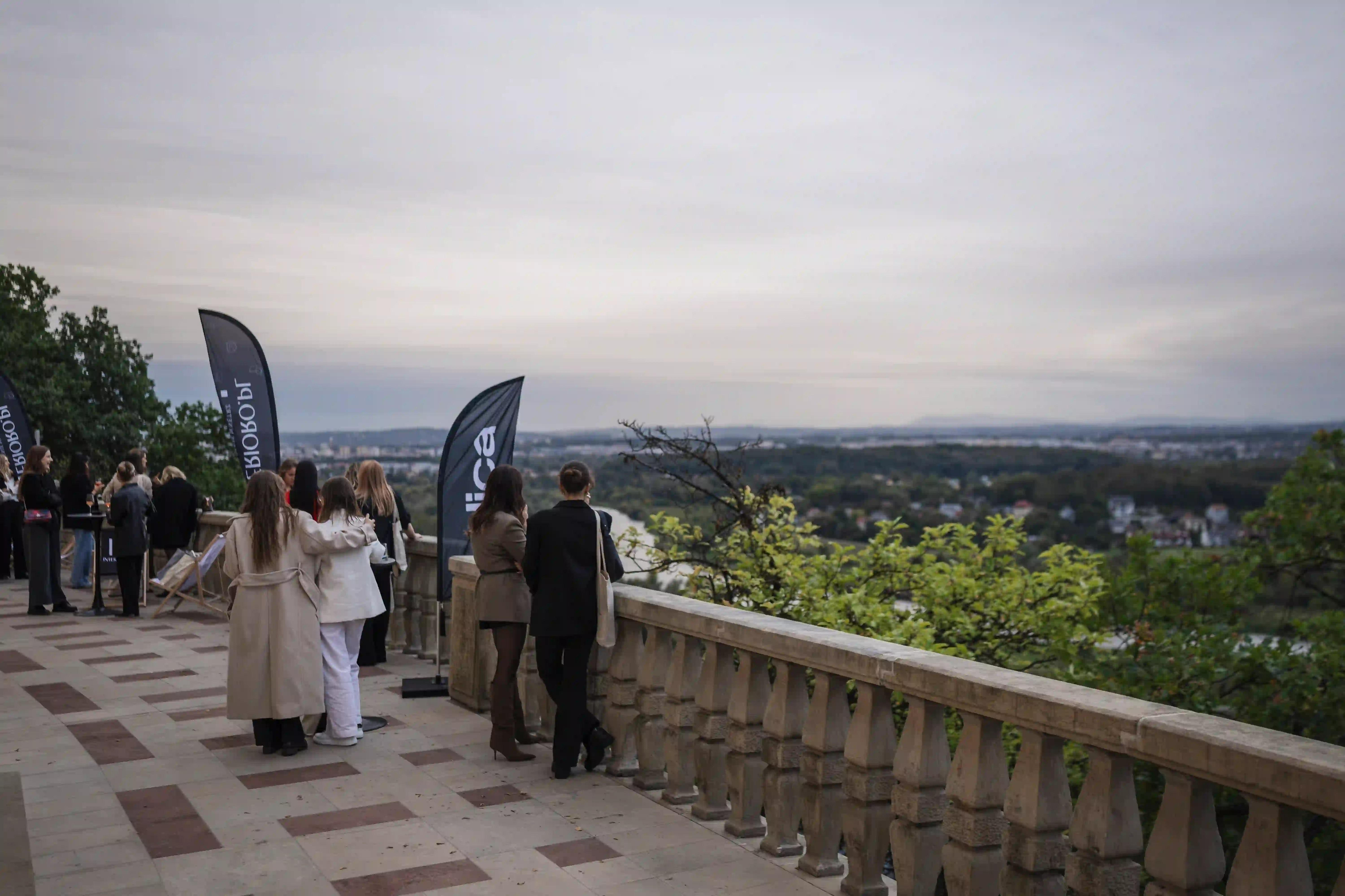 Goście Interioro Design Days podziwiają panoramę Krakowa z tarasu Zamku Zinar